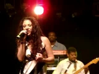 Elody marquant "je suis seule" au CLUB MED WORLD