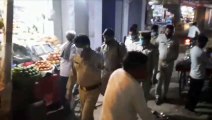 आगामी त्योहारों को देखते हुए भरथना पुलिस ने बीती रात को निकाला फ्लैग मार्च