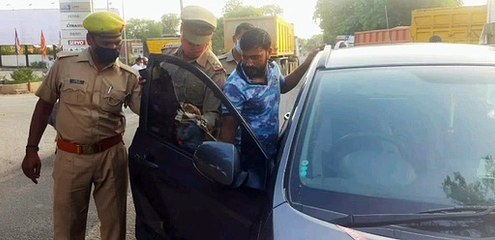 कार पर चढ़ी काली फिल्म को पुलिस ने उतारा
