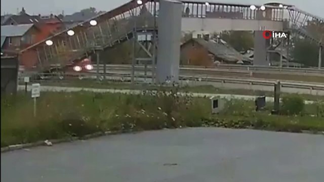 - Rusya'da dikkatsiz kamyon sürücüsü canından oldu- Damperi açık unutan sürücü üst geçidi devirince ezilerek öldü