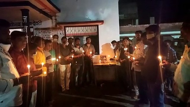 हाथरस में सामूहिक दुष्कर्म के मामले में मोमबत्ती जलाकर दी पीडिता को श्रद्धांजलि