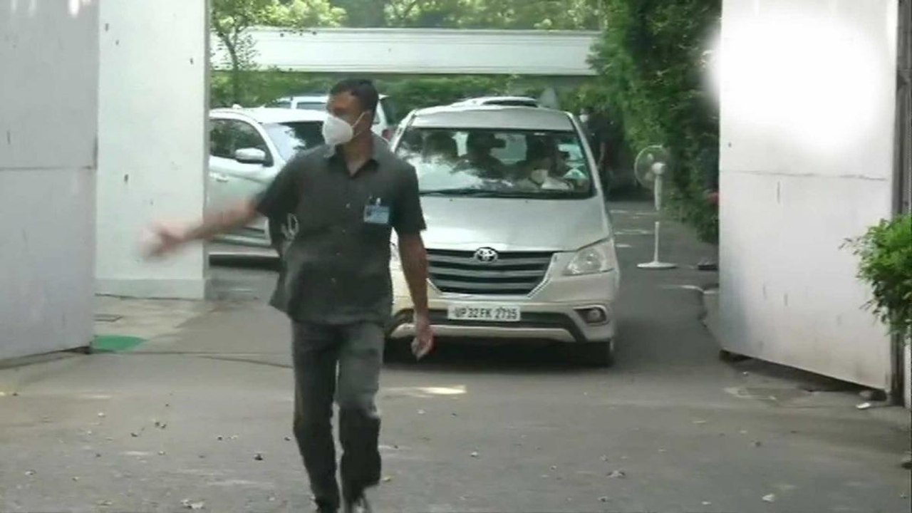 Priyanka-Rahul to leave for Hathras, district border sealed