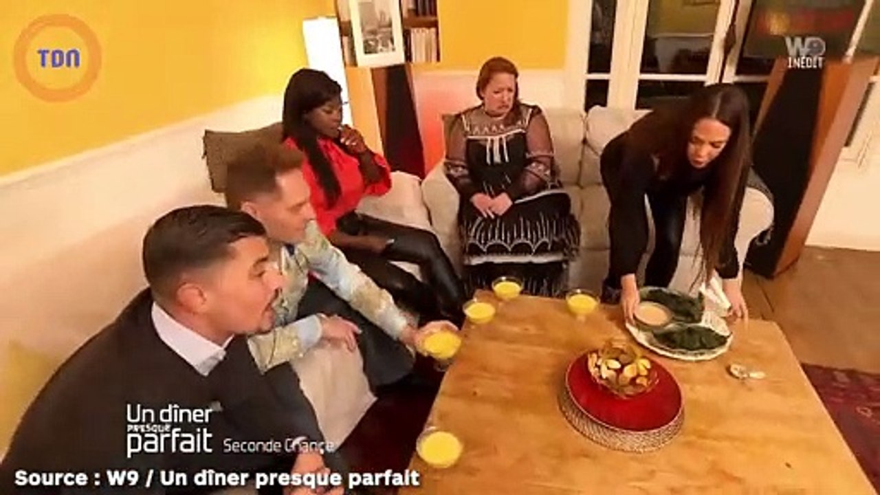 Un dîner presque parfait : Kim Glow exige le départ d’un invité après une mauvaise blague