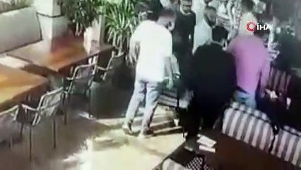 Alacak verecek kavgasında restoranı birbirine kattılar