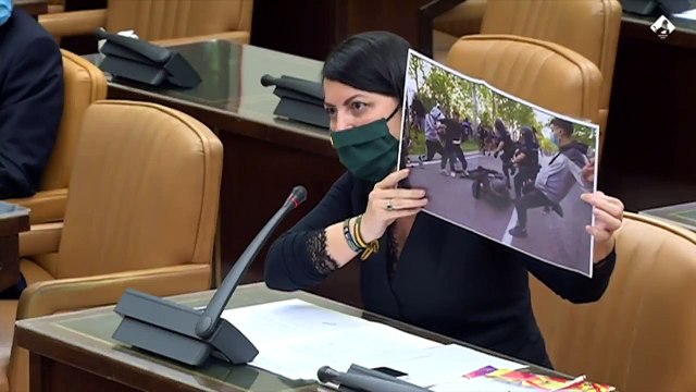 Escuche cómo Macarena Olona (VOX) le quita la careta a los 'obreros' que agredieron a la Policía en Vallecas: ¡Son de extrema izquierda!