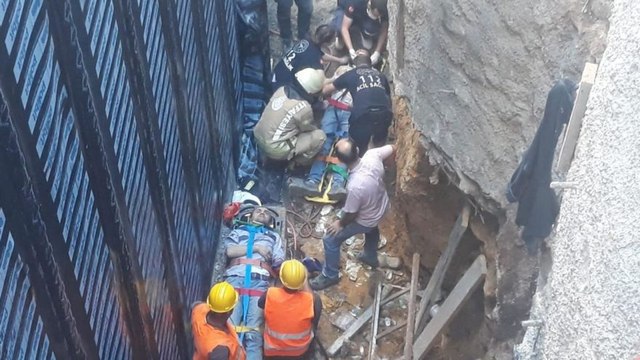 Kadıköy’de inşaat iskelesi çöktü, 3 işçi yaralı