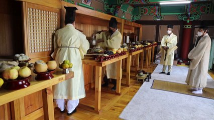 2m 띄우고 절·음복 도시락...종갓집 '언택트' 차례 / YTN