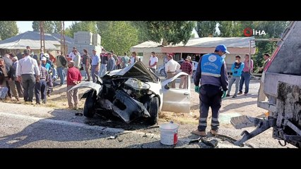 Otomobil çöp kamyonuna çarptı: 2 yaralı