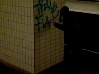 graffiti paris metro