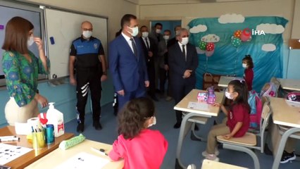 Vali Akbıyık, okulları ziyaret ederek hediye dağıttı