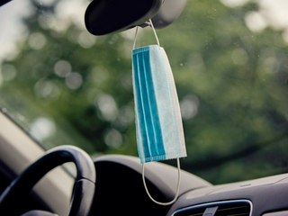 Mundschutz am Rückspiegel: Vor diesem Fehler warnen Experten