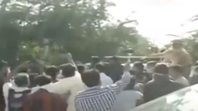 Priyanka-Rahul detained: Police lathicharge on Cong workers