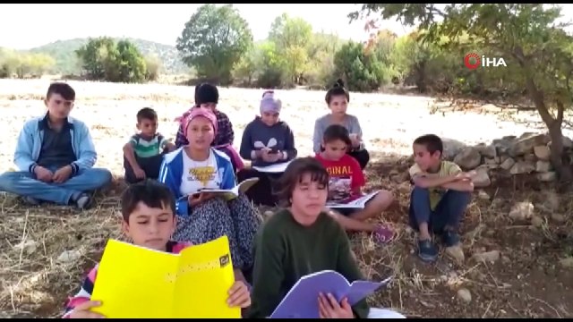 Online derse katılabilmek için tepe tepe geziyorlar