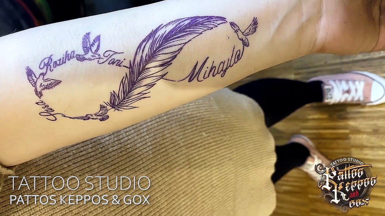 Name und Federtattoo - Tattoo Studio ous Wien - Pattos Keppos