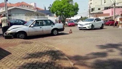 Monza e Corolla colidem no Centro de Cascavel