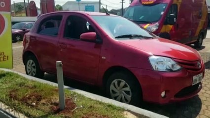 Carro e moto se envolvem em colisão na Praça da Bíblia