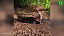 Il joue avec un crocodile sauvage gigantesque... Même pas peur