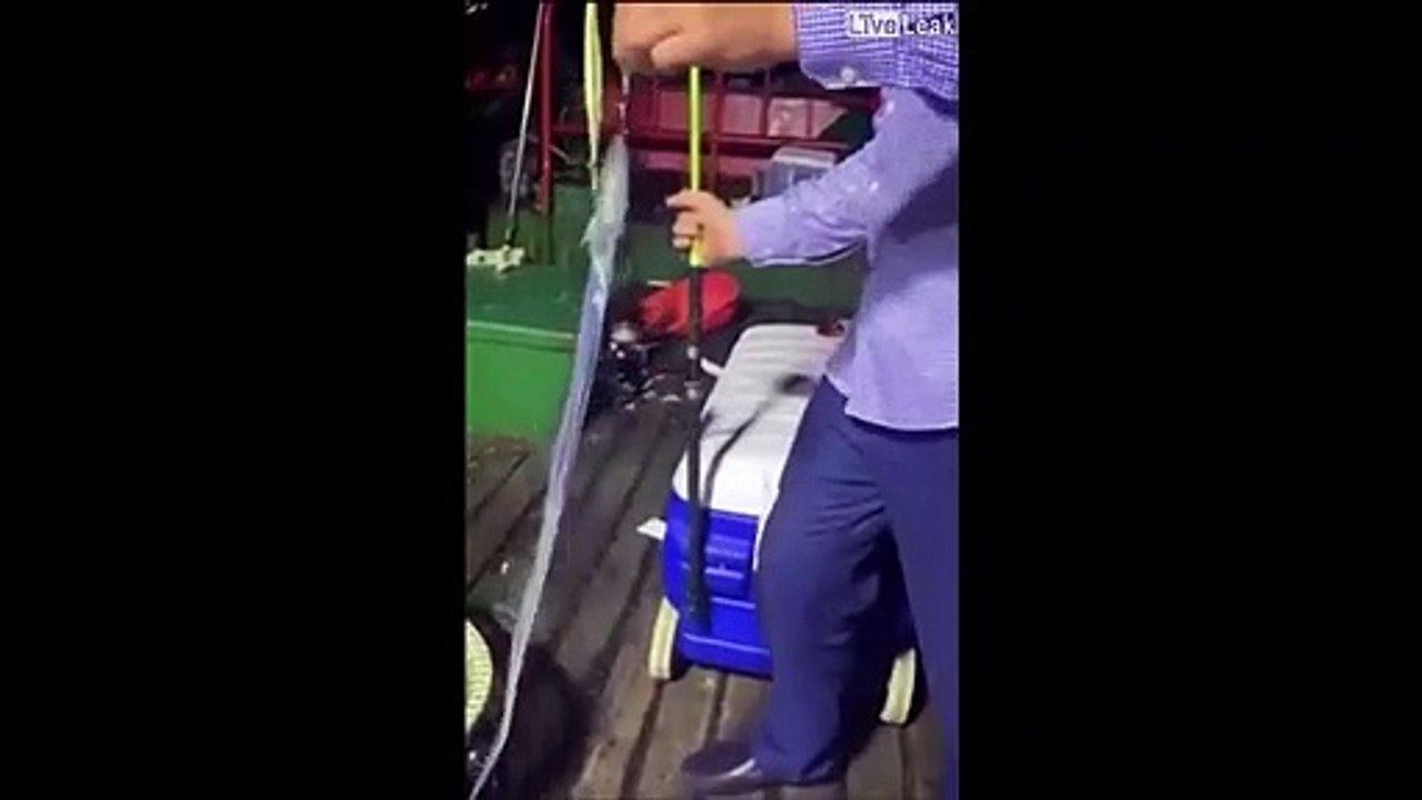 Ce pecheur attrape un poisson rare et très etrange