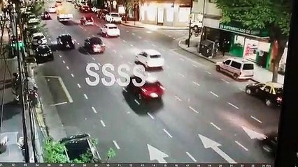 El momento en el que la novia de un periodista deportivo se tira de un taxi para no ser secuestrada