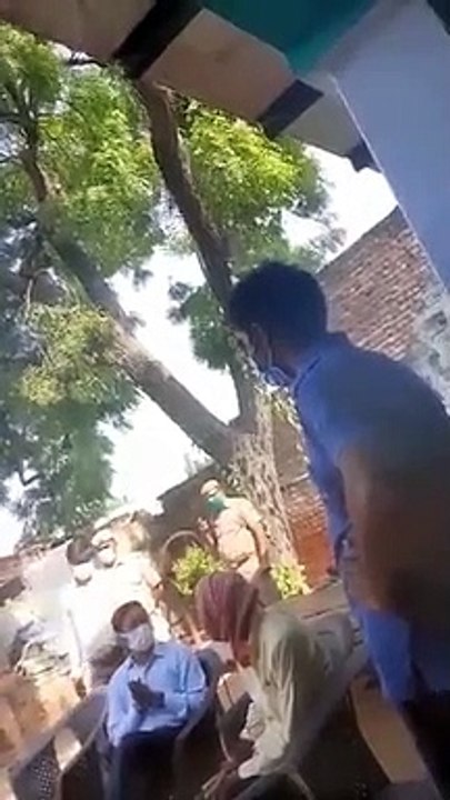 हाथरस पीड़िता के परिजन से बोले डीएम- बदल दो बयान, वीडियो वायरल