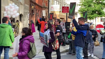 Assange, ABD'ye iade davasında hakim karşısına çıktı - LONDRA