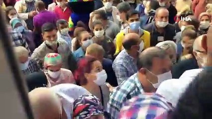 Mağaza açılışında sosyal mesafe yok sayıldı