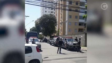 Polícia fecha rua para atendimento de ocorrência em prédio na Serra