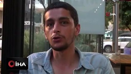 Şehirlerarası otobüs şoförünün bir elinde telefon, bir elinde çekirdek