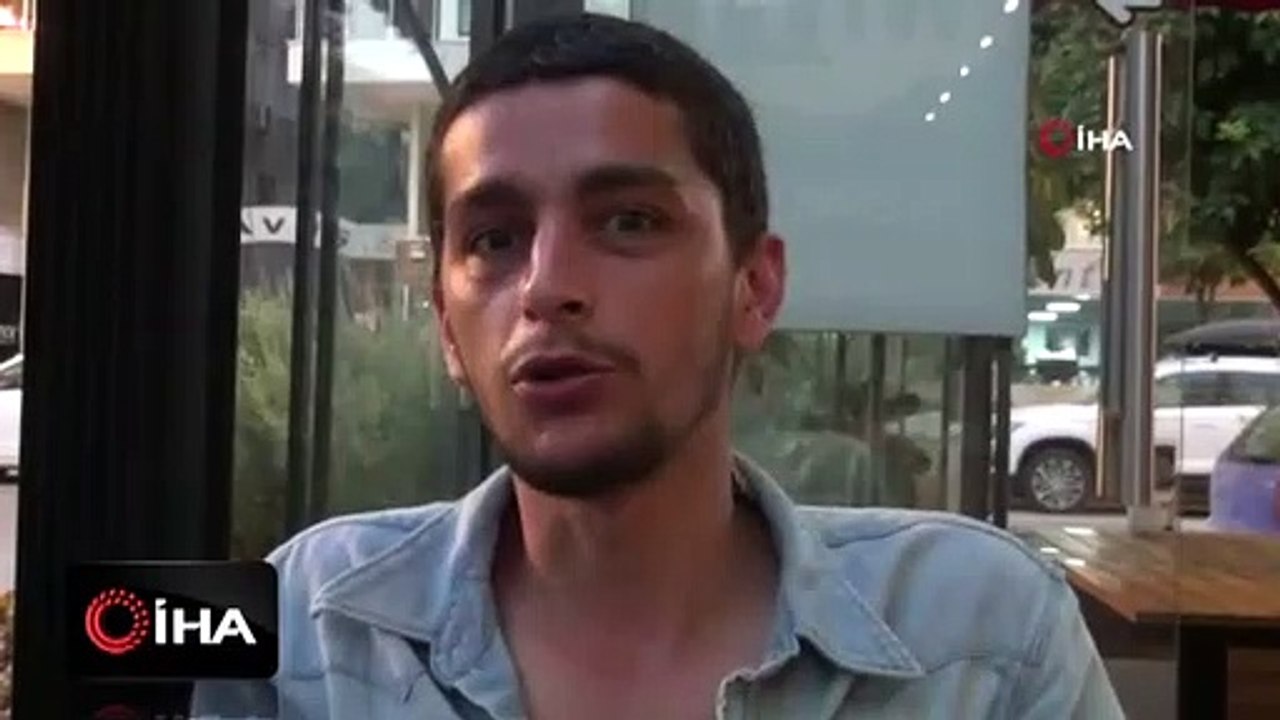 Şehirlerarası otobüs şoförünün bir elinde telefon, bir elinde çekirdek