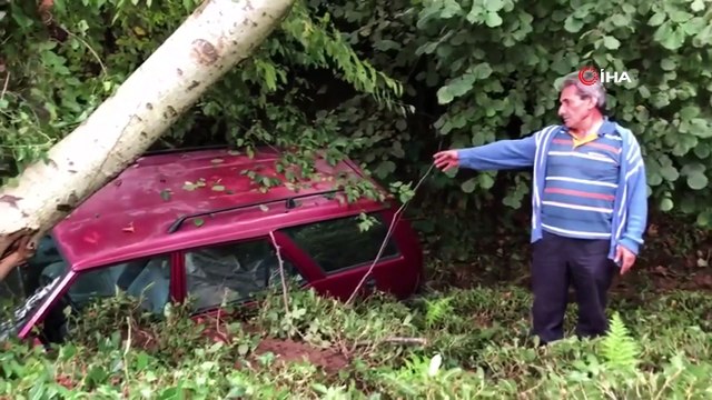 Rize'de şiddetli yağış sonrası heyelan meydana geldi: 1 araç toprak altında kaldı