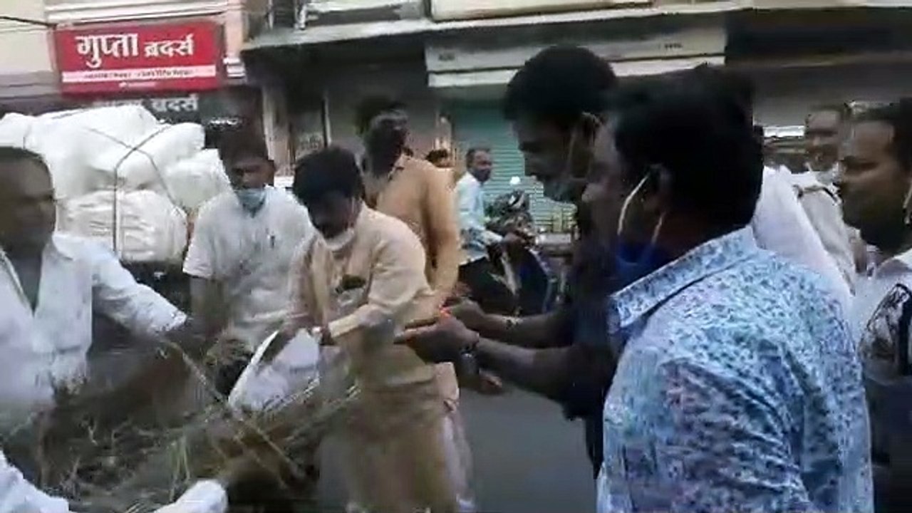 उज्जैन में कांग्रेसियों ने फूंका यूपी के मुख्यमंत्री योगी का पुतला
