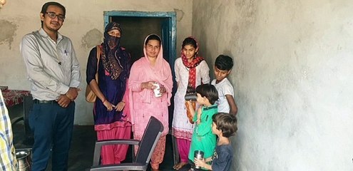 राष्ट्रीय कृमि मुक्ति दिवस के तहत स्वास्थ कर्मियों ने वितरित की अल्बेंडाजोल की गोली