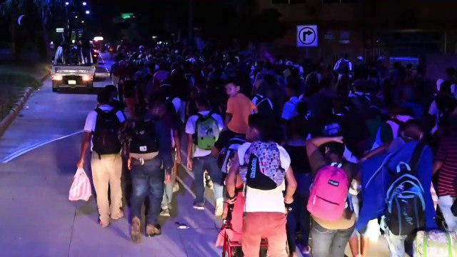 Thousands of Honduran migrants leave for the United States