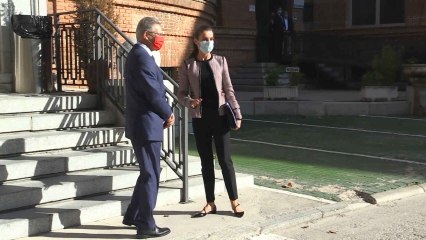 La Reina se pone el 'uniforme de trabajo' para una reunión de la Cruz Roja