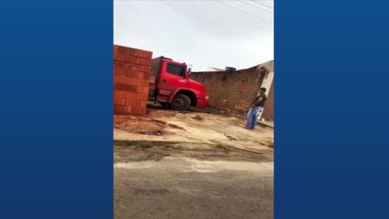 VÍDEO: motorista descarrega 5,5 mil tijolos em lote e deixa caminhão 'preso'