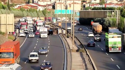 Lüks cipi taşıyan çekici devrildi! Trafik kilitlendi