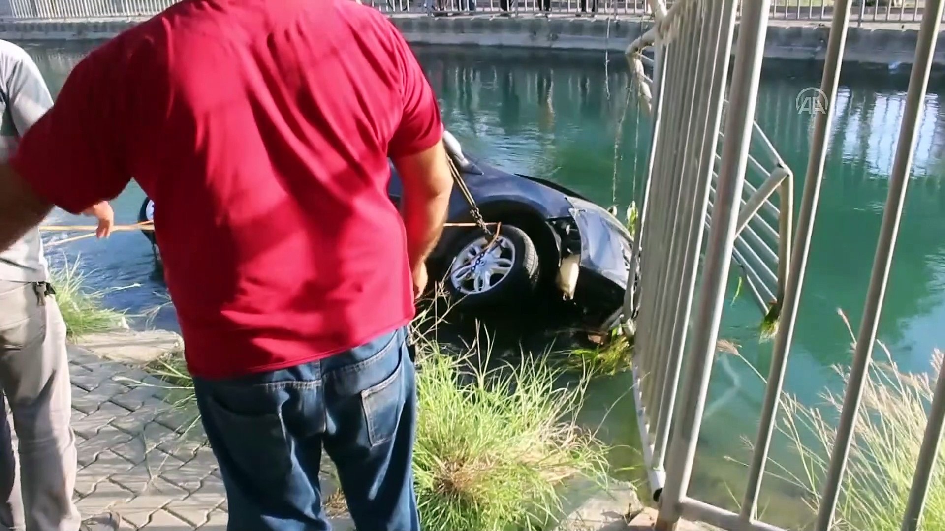 Sulama kanalına devrilen otomobilin sürücüsünü vatandaşlar kurtardı - ADANA  - Dailymotion Video