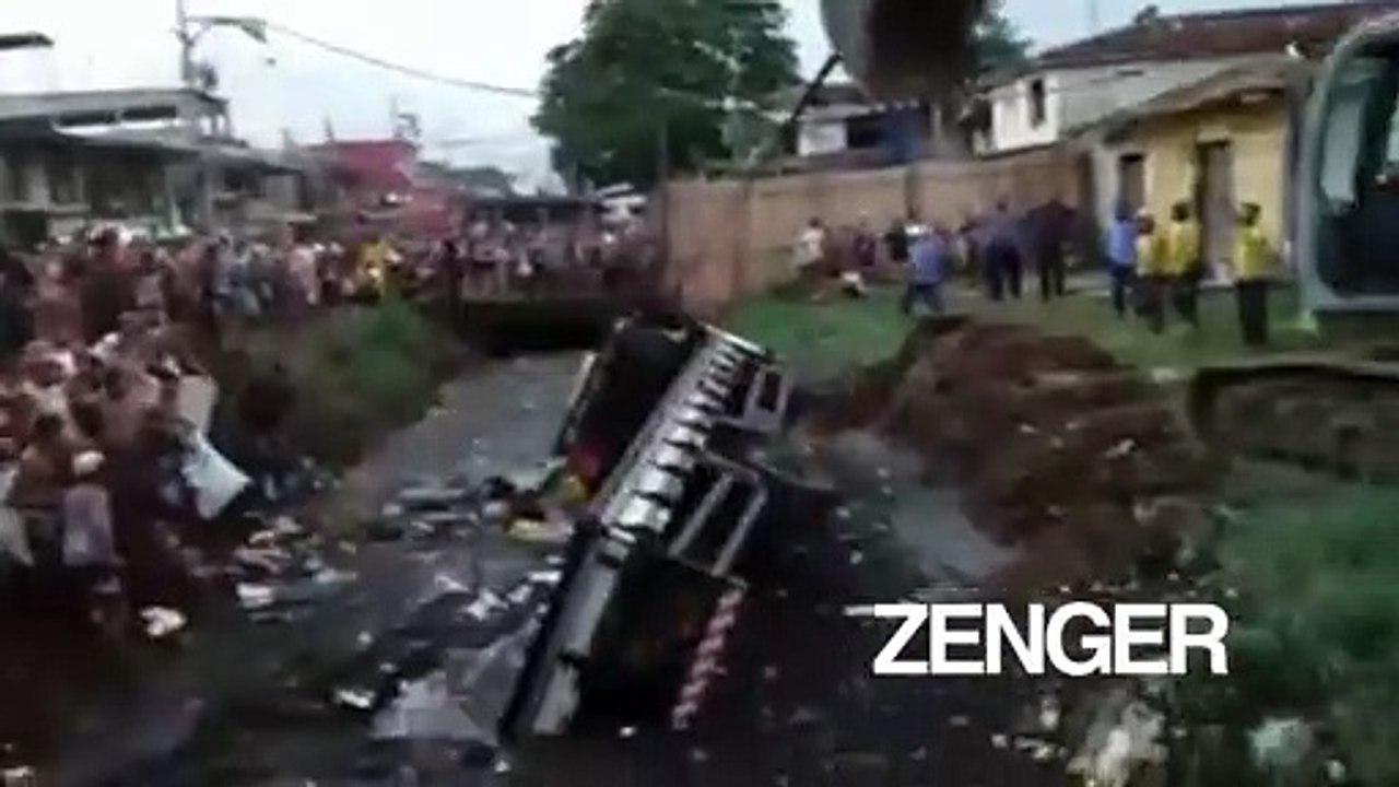 Crowd loots beer truck in Brazil