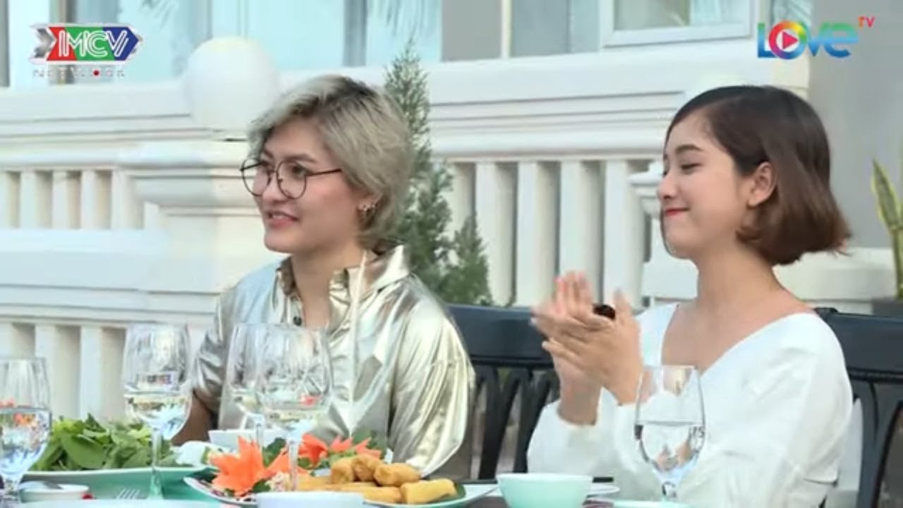 Nhận giải cô gái tuyệt vời nhất do hội chị em bầu chọn Vicky Nhung 'nghẹn ngào' bỏ túi 50 triệu |RW