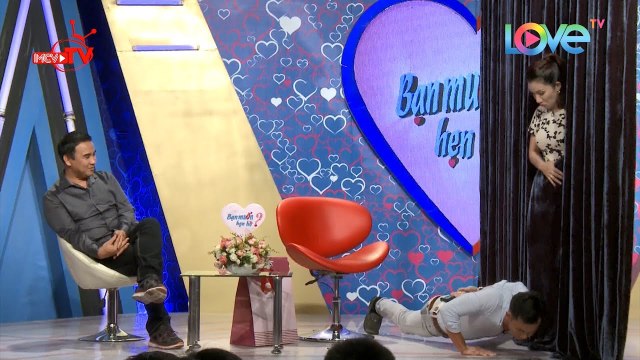 Bà mối Cát Tường bắt chàng trai Bảo Lộc hít đất một tay trên Bạn Muốn Hẹn Hò để chứng tỏ nam tính