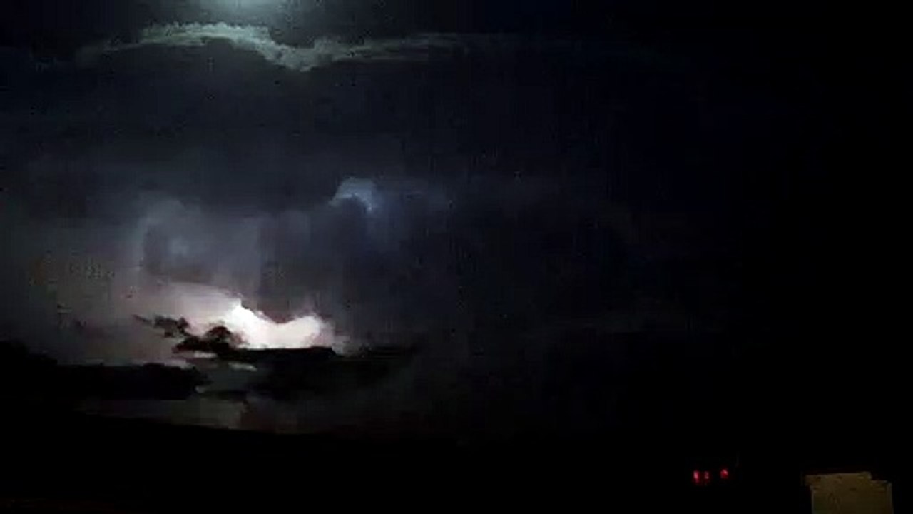 Forte temporale sulla Jonica, le immagini del cumulonembo visto da Reggio Calabria