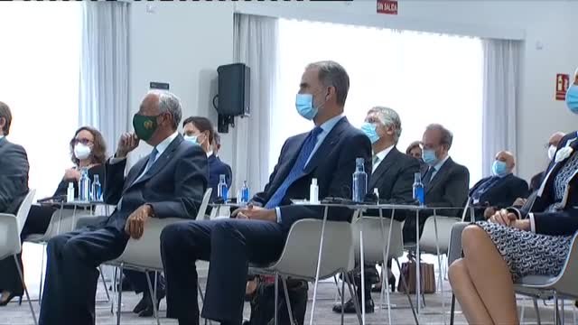 El Rey es recibido entre aplausos en el II Foro La Toja Vínculo Atlántico