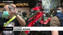 شاهد: الشرطة في هونغ كونغ تأمر المحتجين بمغادرة المنطقة التجارية