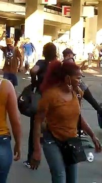 Ambulantes depredam lixeiras na Rodoviária do Plano durante protesto