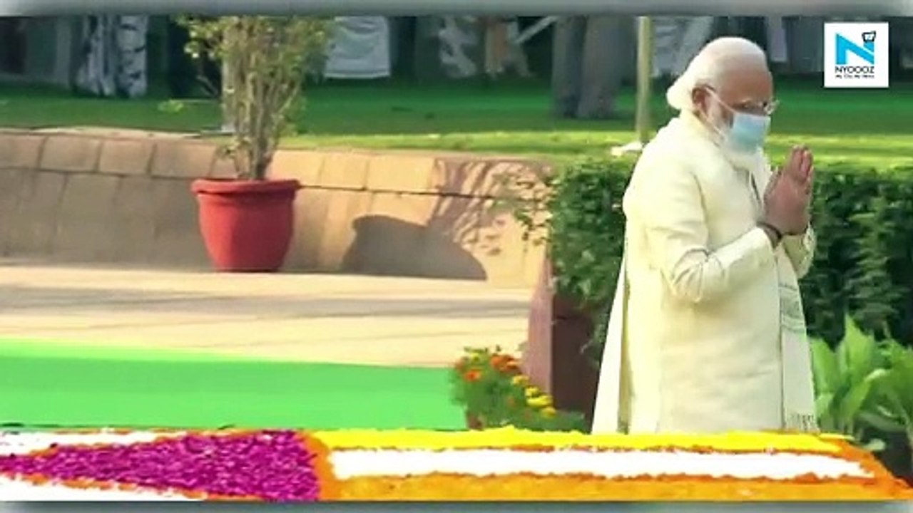 'We bow to beloved Bapu': PM Modi pays floral t...