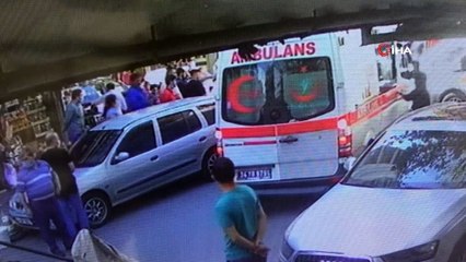 Hasta almaya giden ambulans motosiklete böyle çarptı