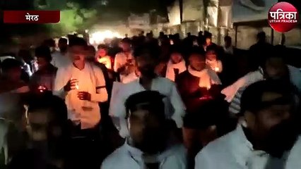 सड़कों पर रात में कैंडिल मार्च आंखों और चेहरे पर दरिदंगी के खिलाफ गुस्सा