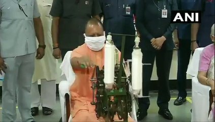 गांधी जयंती पर मुख्यमंत्री योगी ने चरखा चलाया और राज्यपाल संग श्रद्धांजलि दी