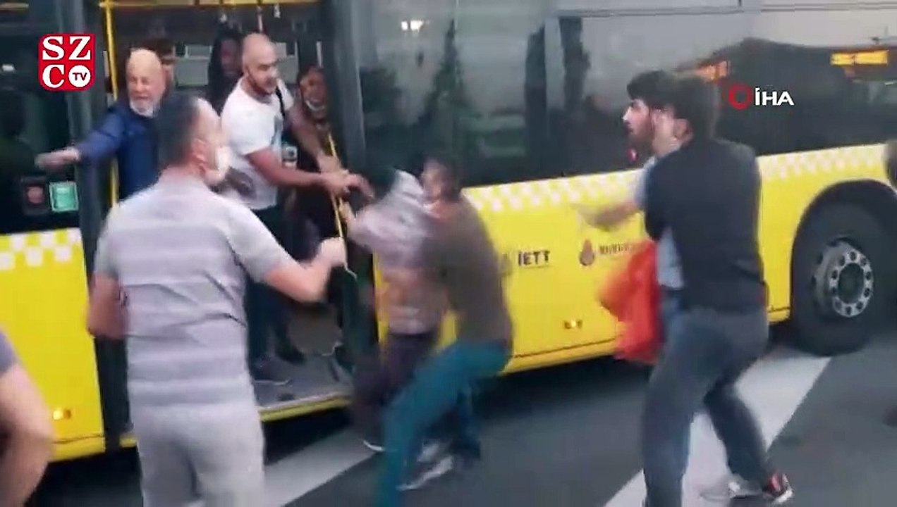 Metrobüs durağında meydan kavgası kamerada
