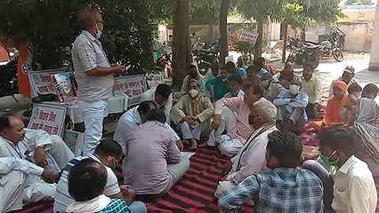ब्लॉक परिसर में धरना देकर भारतीय जनता पार्टी सरकार का विरोध किया